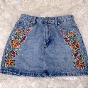 Forever 21 Embroidered Flower Blue Jean Denim Mini Skirt Size X-Small